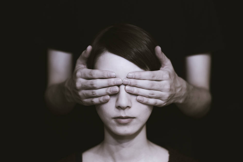 Fingers gently massaging closed eyelids in exercise A4